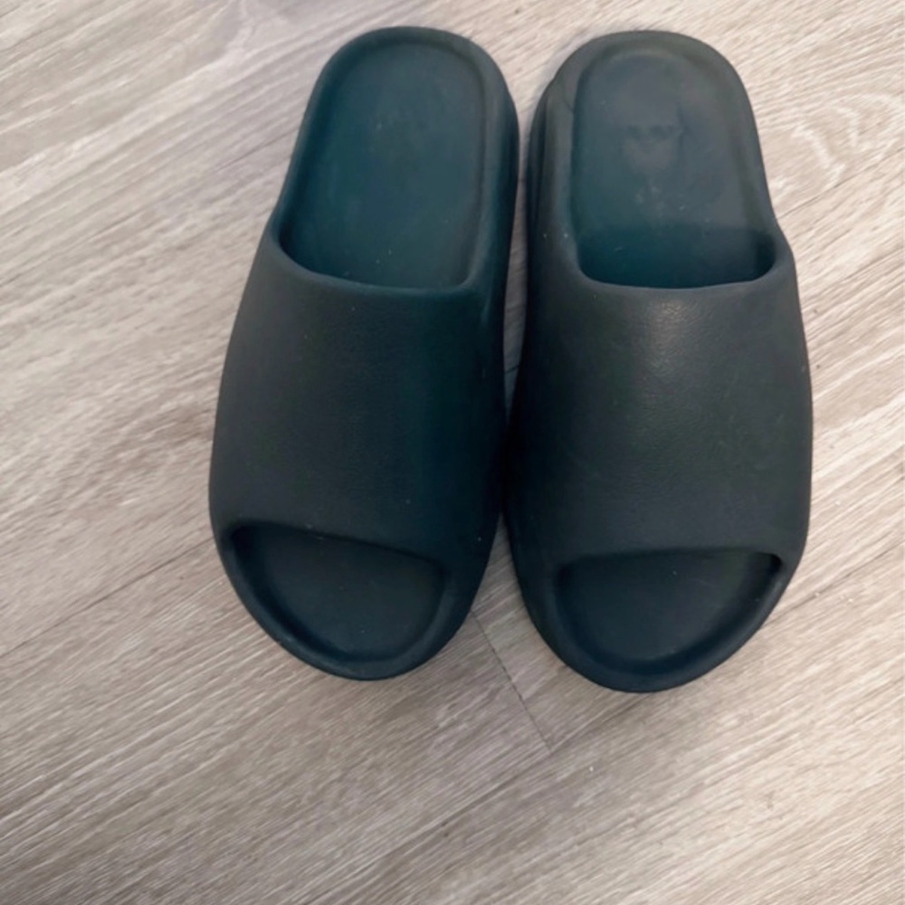 Yeezy slides size 8